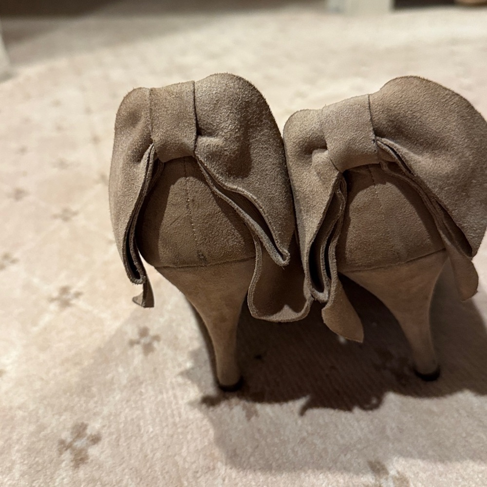 Elizabeth Stuart Women's Tan Pumps - Picture 2 of 5